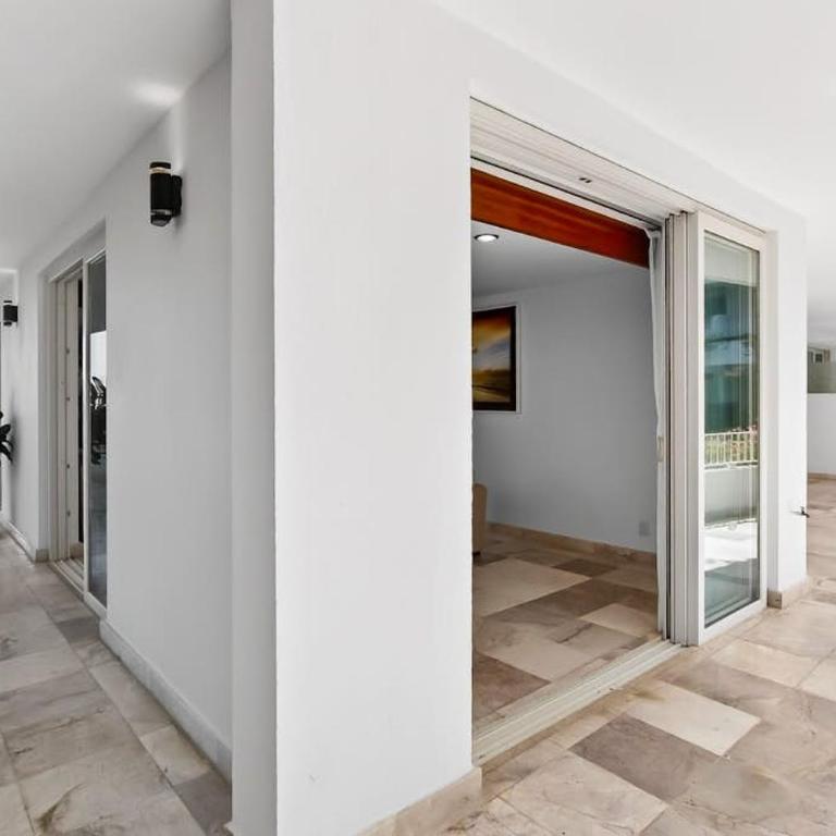 Luxurious partial ocean-view suite with 3 pools, hot tub, gym & balcony - Vacation Home - 22