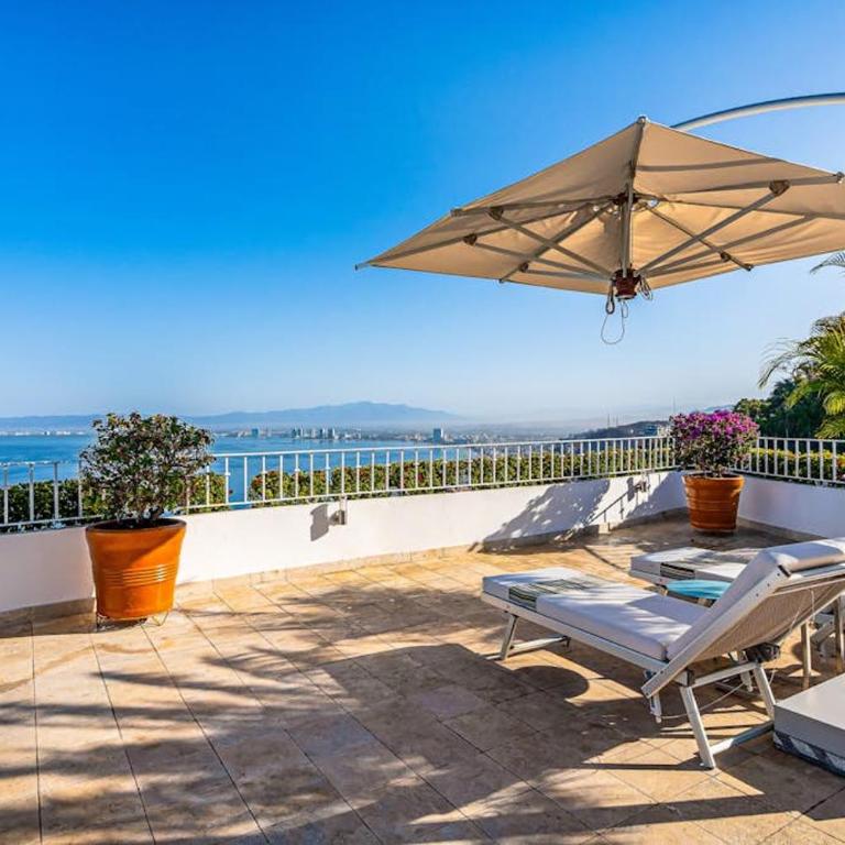 Luxurious partial ocean-view suite with 3 pools, hot tub, gym & balcony - Vacation Home - 36