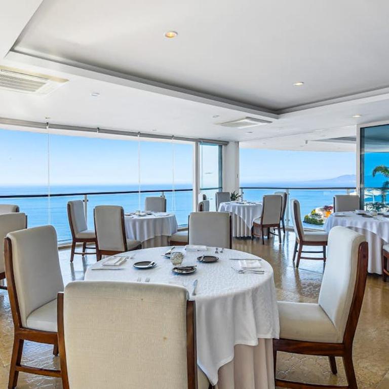 Luxurious partial ocean-view suite with 3 pools, hot tub, gym & balcony - Vacation Home - 28