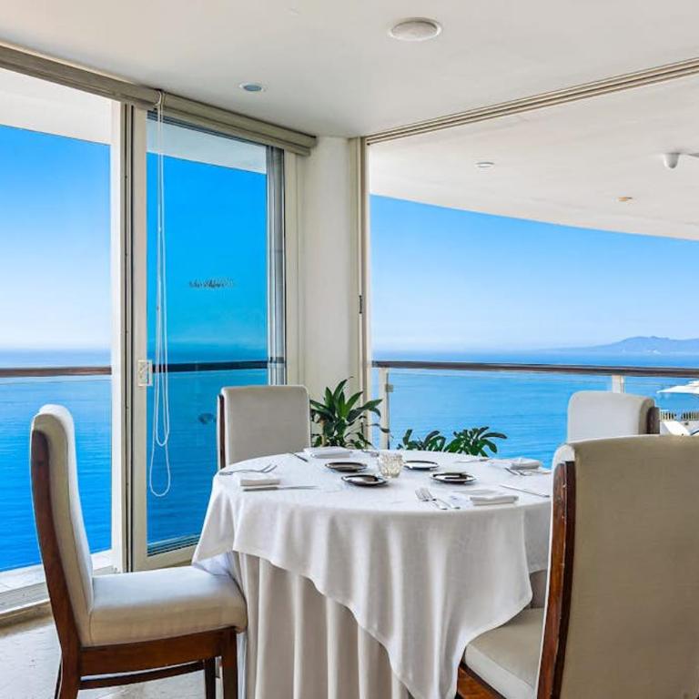 Luxurious partial ocean-view suite with 3 pools, hot tub, gym & balcony - Vacation Home - 29