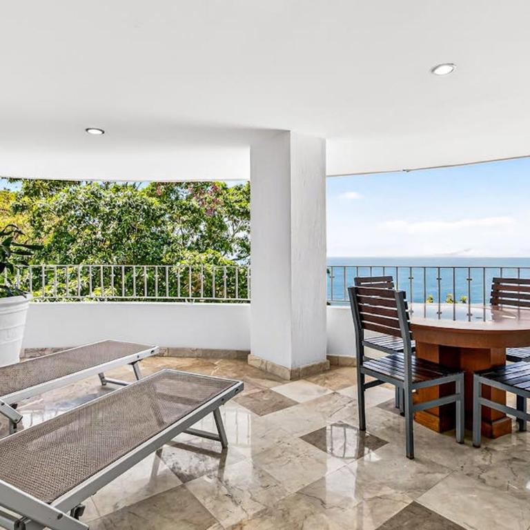 Partial ocean-view suite with 3 pools, hot tub, spa & balcony - Vacation Home - 18