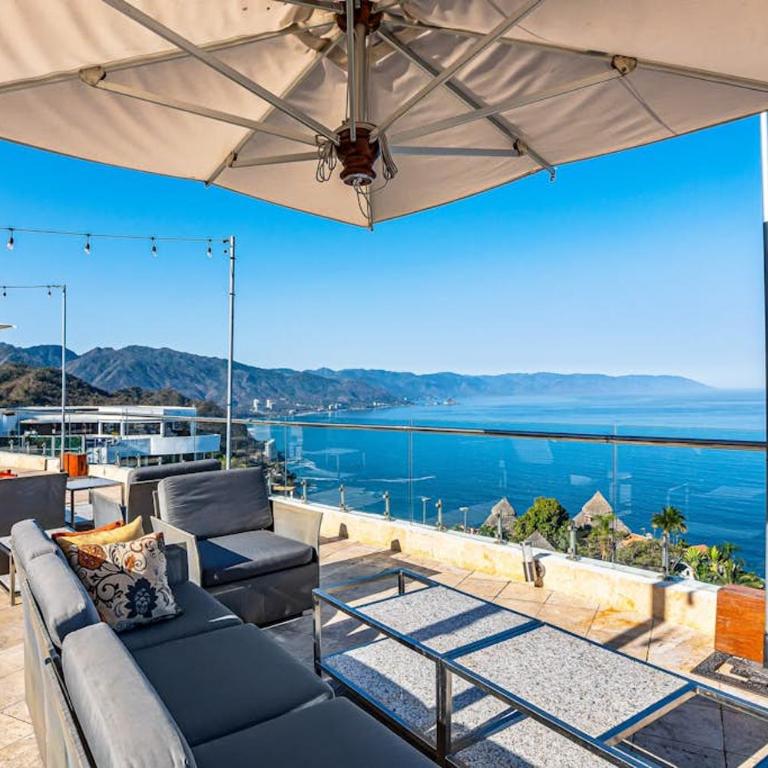 Luxurious partial ocean-view suite with 3 pools, hot tub, gym & balcony - Vacation Home - 49
