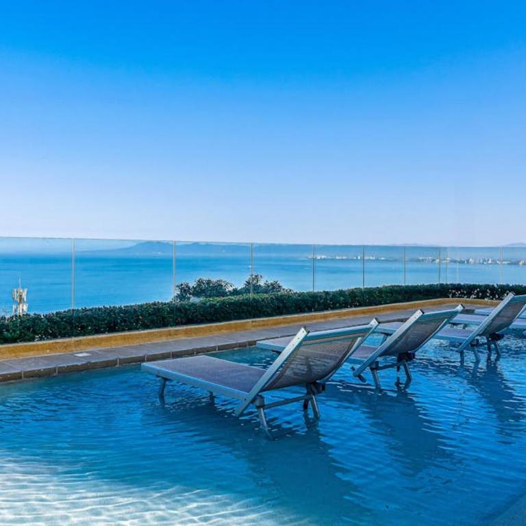 Luxurious partial ocean-view suite with 3 pools, hot tub, gym & balcony - Vacation Home - 50