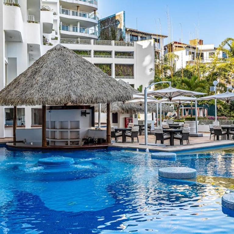 Luxurious partial ocean-view suite with 3 pools, hot tub, gym & balcony - Vacation Home - 52