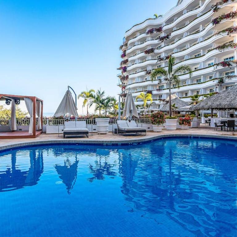 Luxurious partial ocean-view suite with 3 pools, hot tub, gym & balcony - Vacation Home - 1
