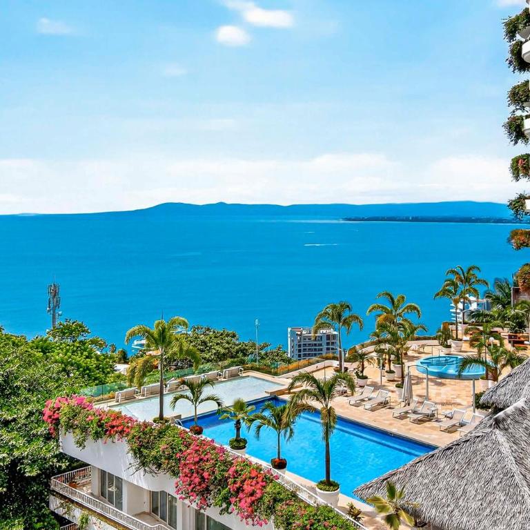 Relaxing coastal escape with panoramic views, pool, hot tub & sunny terrace - Vacation Home - 55