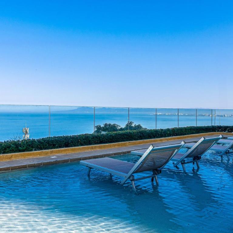 Relaxing coastal escape with panoramic views, pool, hot tub & sunny terrace - Vacation Home - 42