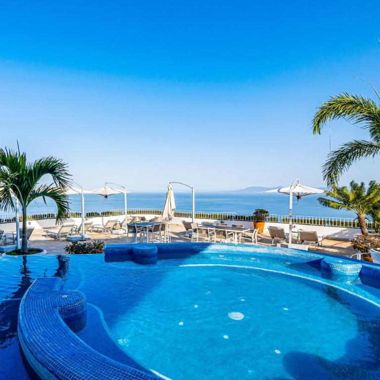 Relaxing coastal escape with panoramic views, pool, hot tub & sunny terrace - Vacation Home - 44
