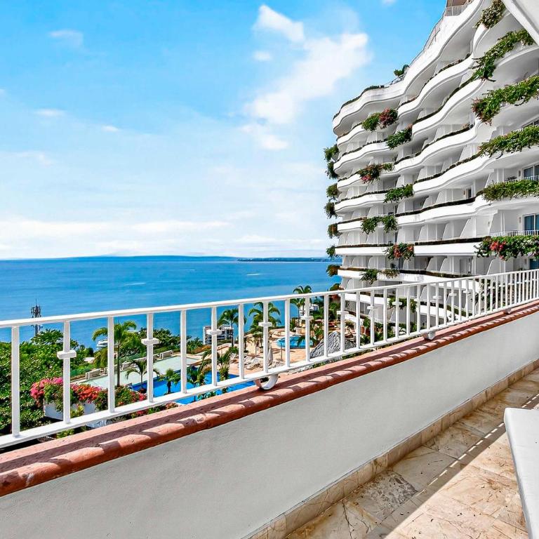 Relaxing coastal escape with panoramic views, pool, hot tub & sunny terrace - Vacation Home - 25