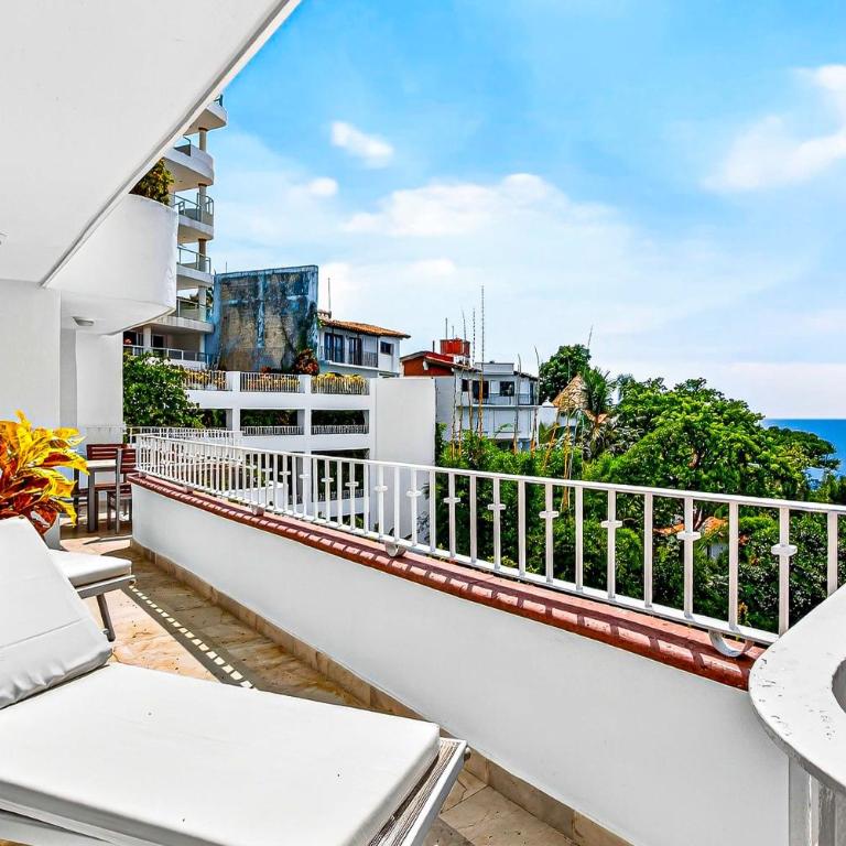 Relaxing coastal escape with panoramic views, pool, hot tub & sunny terrace - Vacation Home - 24