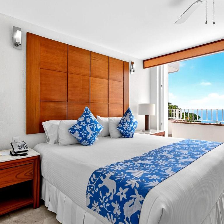 Relaxing coastal escape with panoramic views, pool, hot tub & sunny terrace - Vacation Home - 12