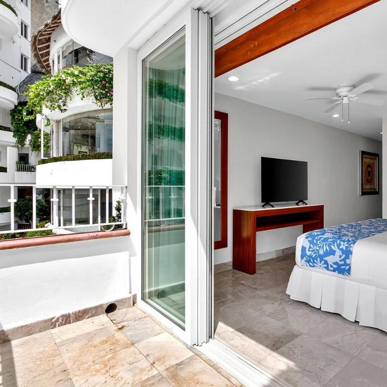 Relaxing coastal escape with panoramic views, pool, hot tub & sunny terrace - Vacation Home - 20