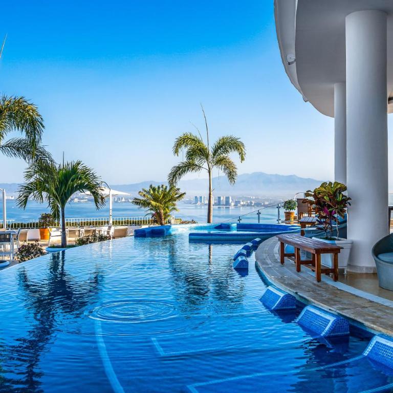 Relaxing coastal escape with panoramic views, pool, hot tub & sunny terrace - Vacation Home - 40