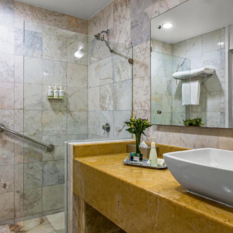 Stylish suite with WiFi, hot tub, gym access, heated pool & terraces - Casa - 20