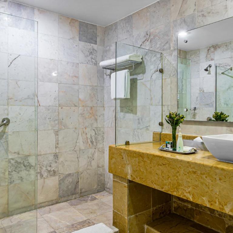 Stylish suite with WiFi, hot tub, gym access, heated pool & terraces - Casa - 21