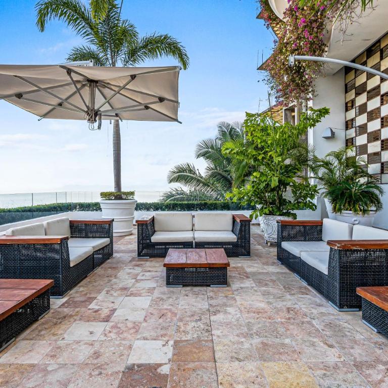 Relaxing coastal escape with panoramic views, pool, hot tub & sunny terrace - Vacation Home - 32