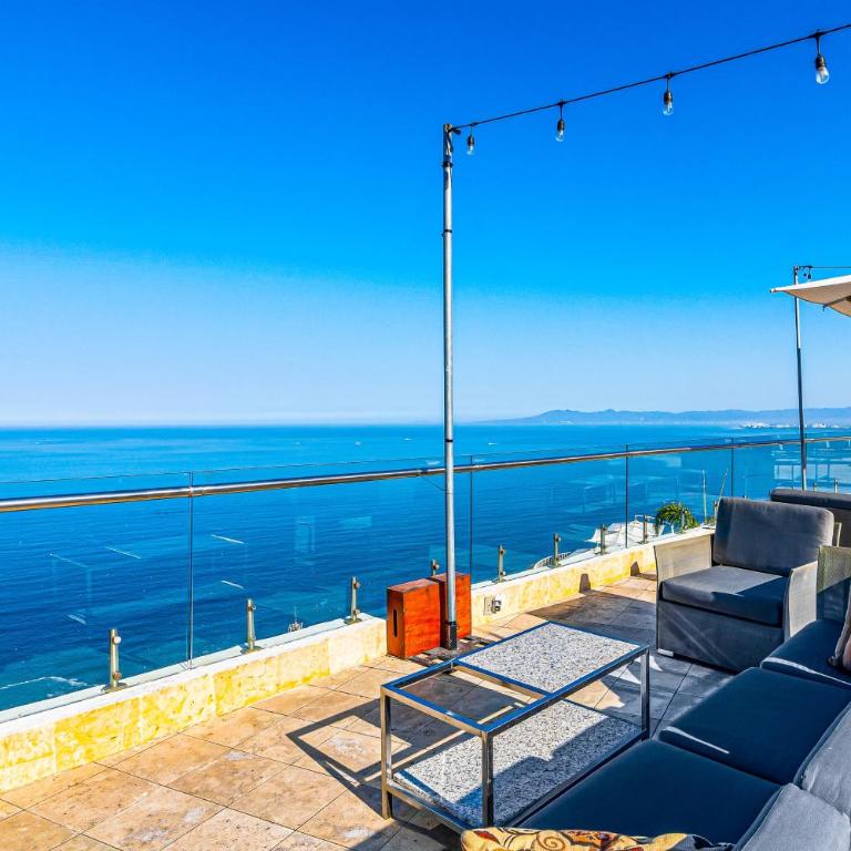 Spacious suite with wraparound terrace, rooftop infinity pool & resort amenities - Vacation Home - 57