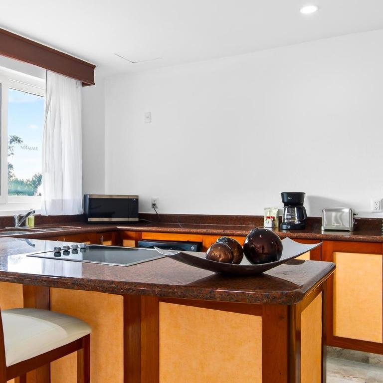 Spacious suite with wraparound terrace, rooftop infinity pool & resort amenities - Vacation Home - 11