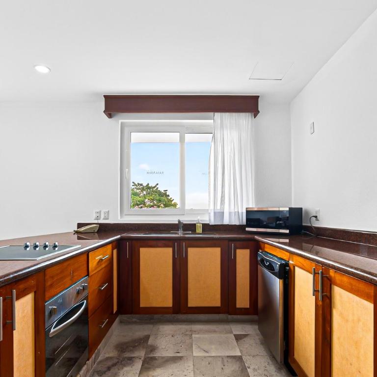 Spacious suite with wraparound terrace, rooftop infinity pool & resort amenities - Vacation Home - 12