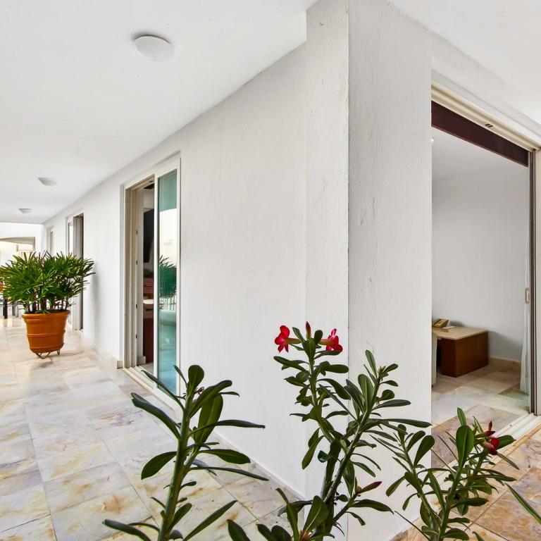 Spacious suite with wraparound terrace, rooftop infinity pool & resort amenities - Vacation Home - 28