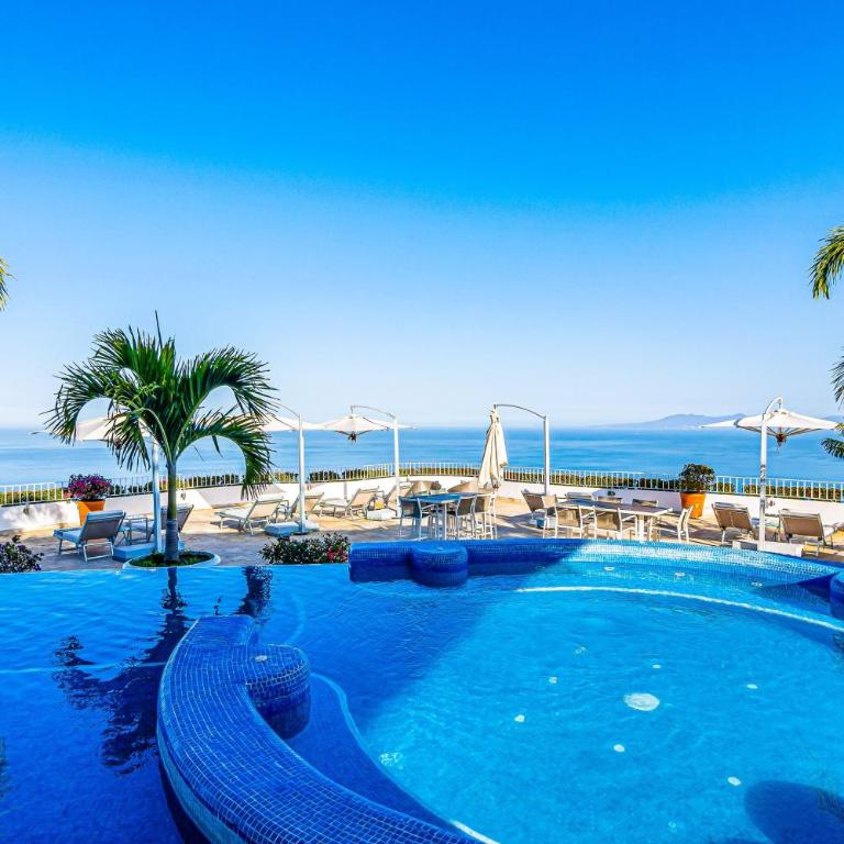 Spacious suite with wraparound terrace, rooftop infinity pool & resort amenities - Vacation Home - 50