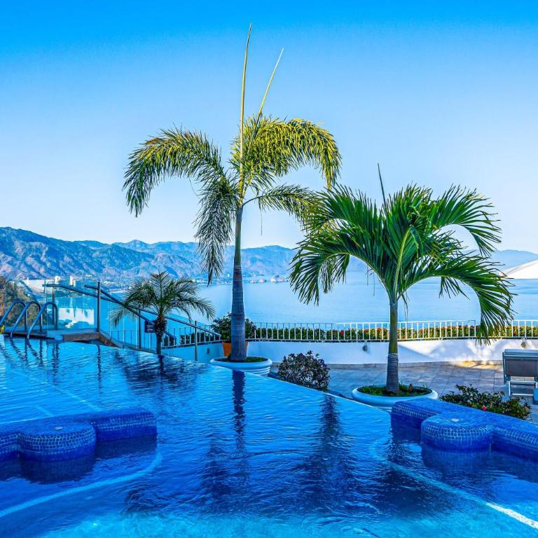 Spacious suite with wraparound terrace, rooftop infinity pool & resort amenities - Vacation Home - 54