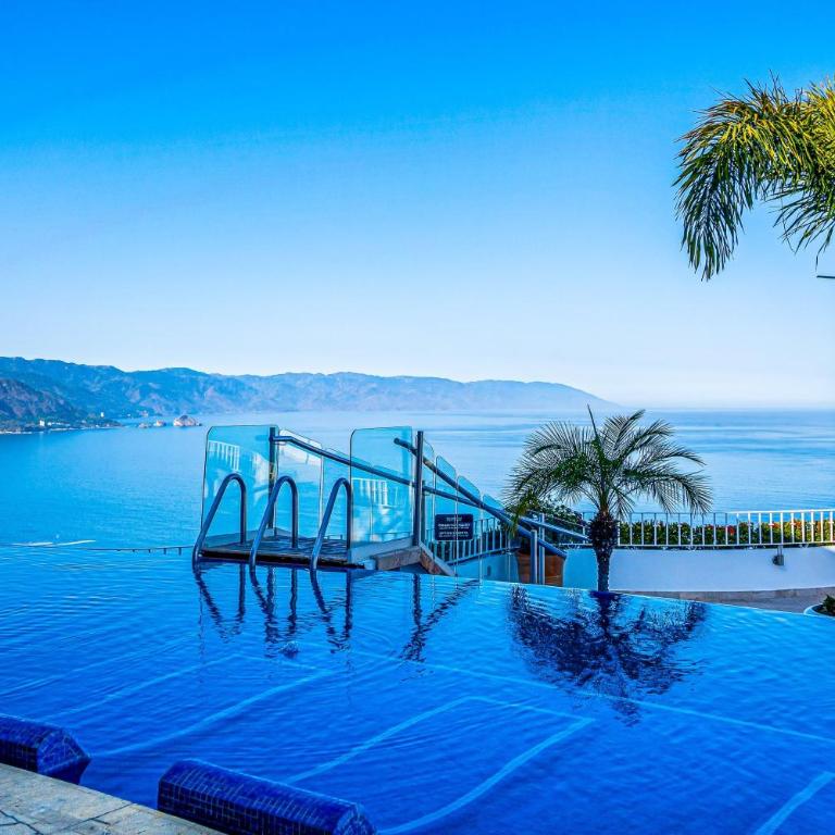 Spacious suite with wraparound terrace, rooftop infinity pool & resort amenities - Vacation Home - 53