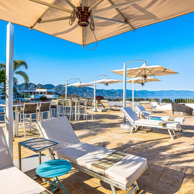 Spacious suite with wraparound terrace, rooftop infinity pool & resort amenities - Vacation Home - 44