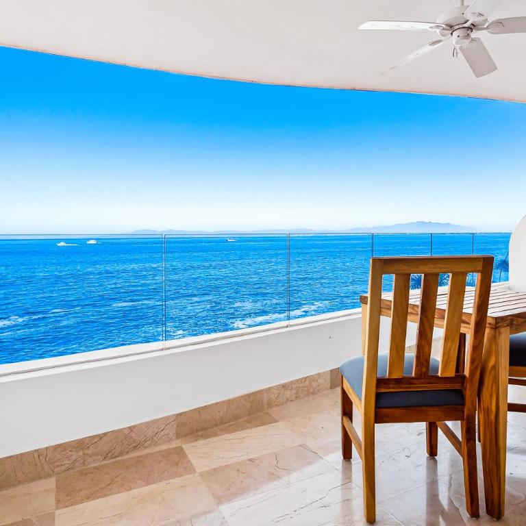Exquisite oceanfront condo with amazing pool, balcony & W/D - Casa - 25