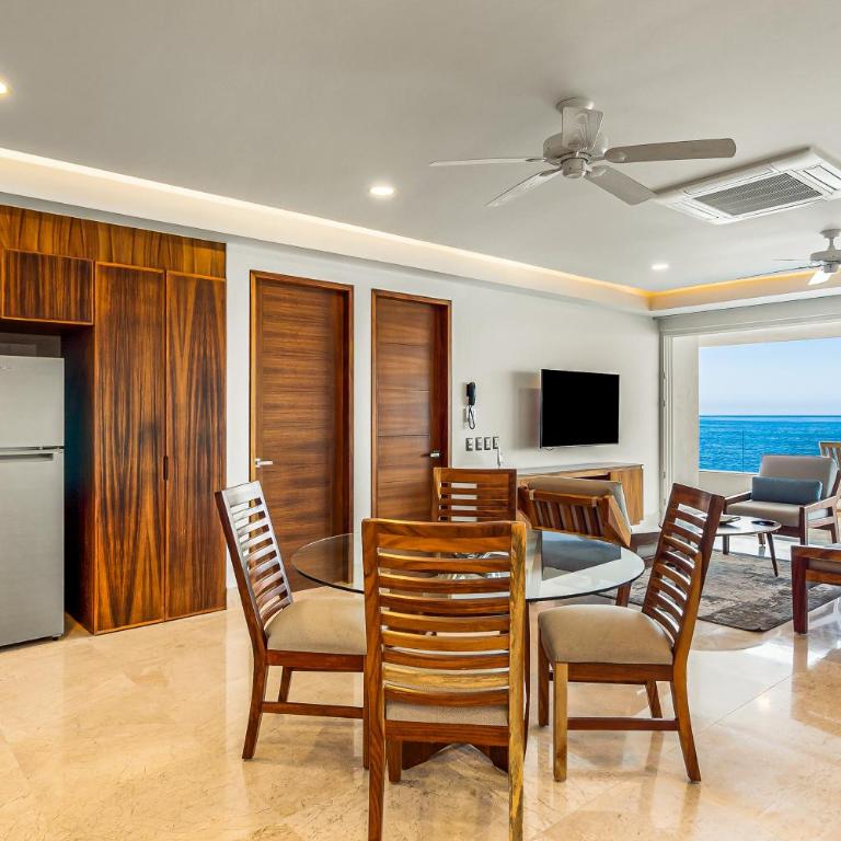 Exquisite oceanfront condo with amazing pool, balcony & W/D - Casa - 11