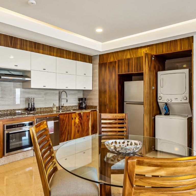 Exquisite oceanfront condo with amazing pool, balcony & W/D - Casa - 14