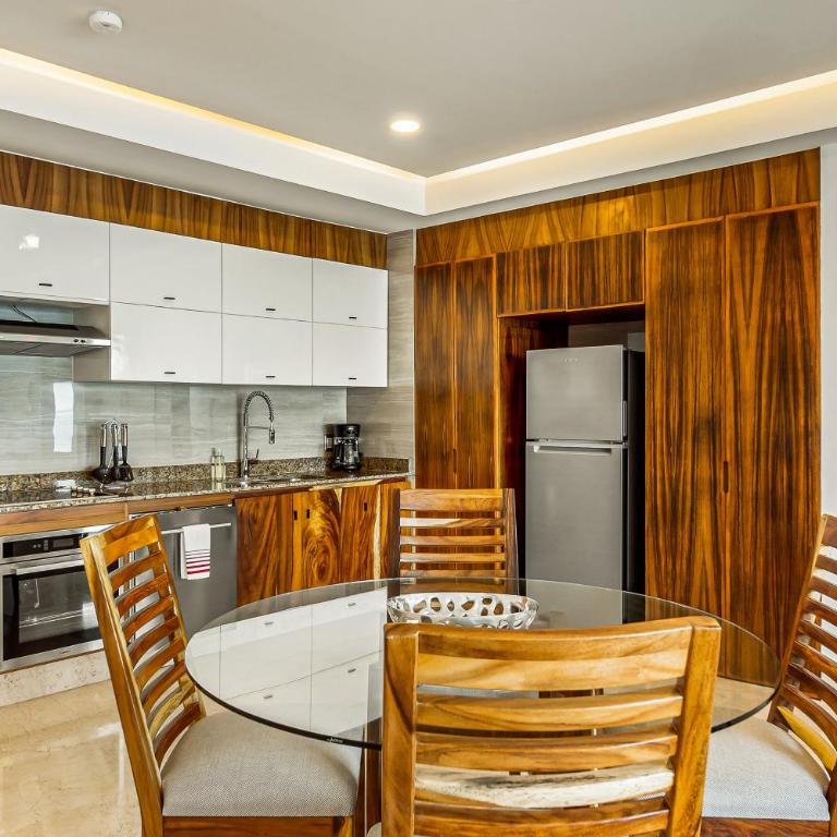 Exquisite oceanfront condo with amazing pool, balcony & W/D - Casa - 12