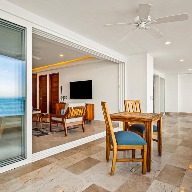 Exquisite oceanfront condo with amazing pool, balcony & W/D - Casa - 8