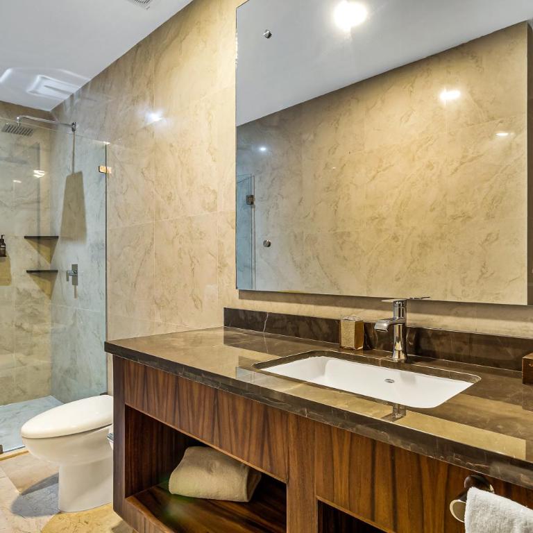Exquisite oceanfront condo with amazing pool, balcony & W/D - Casa - 21