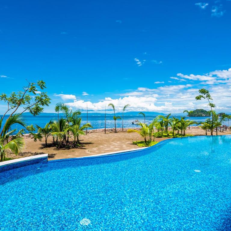 Exquisite oceanfront condo with amazing pool, balcony & W/D - Casa - 32