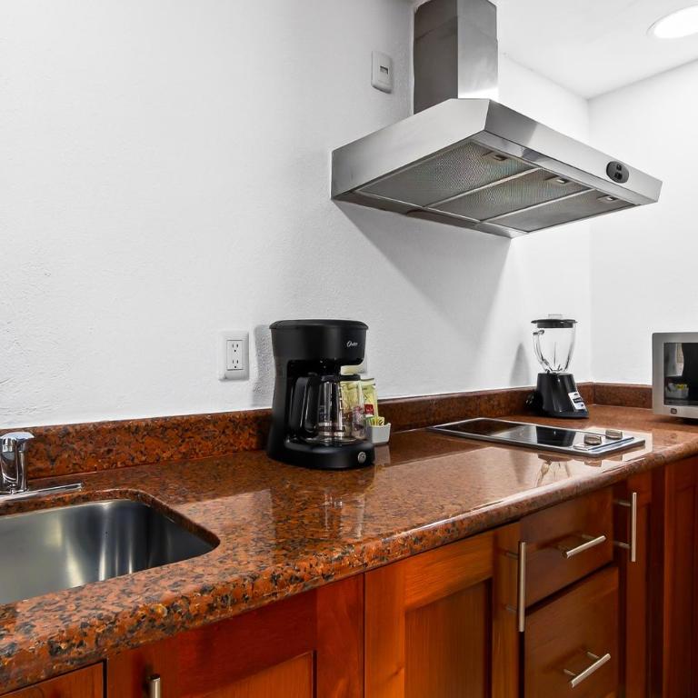 Well-located hillside suite with rooftop pool, fitness center & family features - Vacation Home - 10