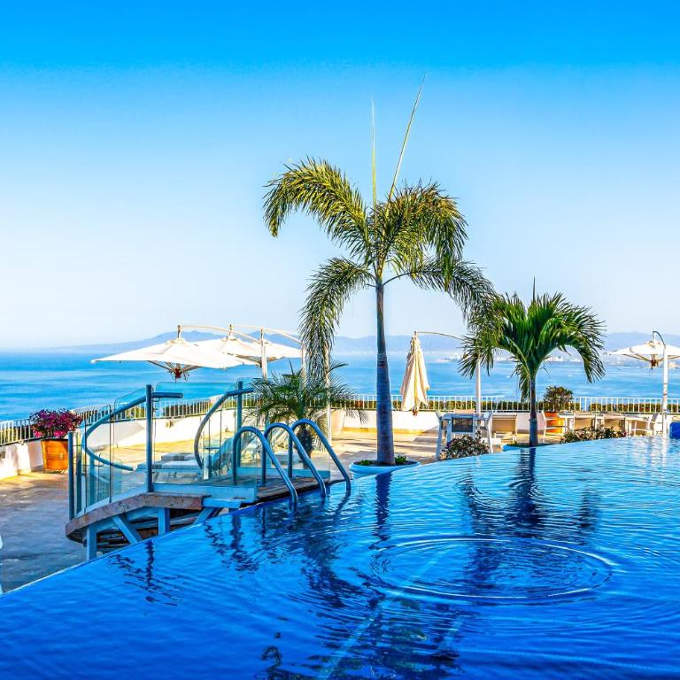 Well-located hillside suite with rooftop pool, fitness center & family features - Vacation Home - 42