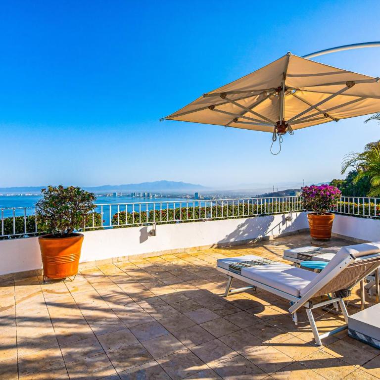 Well-located hillside suite with rooftop pool, fitness center & family features - Vacation Home - 48