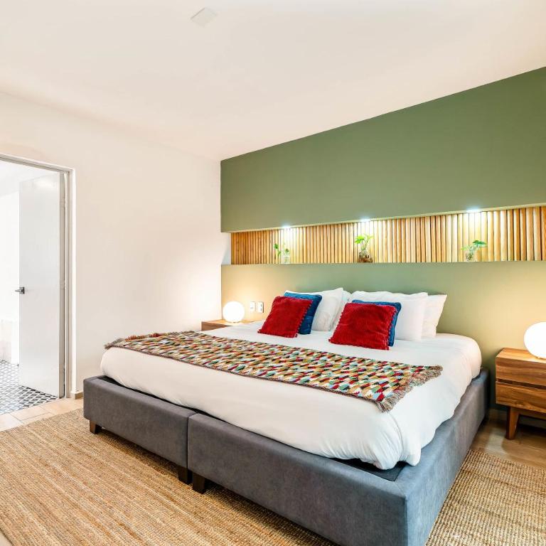 Private Oasis - Jacuzzi - Hammock - Water Feature - Two-Bedroom Deluxe Apartment with Garden View - 2