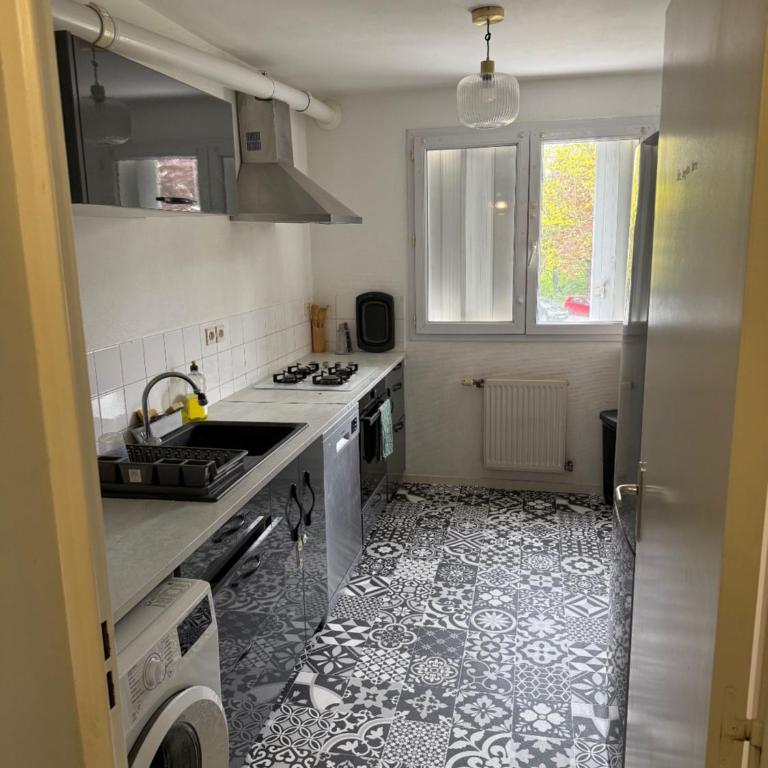 Appart Orleans Gare - Two-Bedroom Apartment with Balcony and Terrace - 17