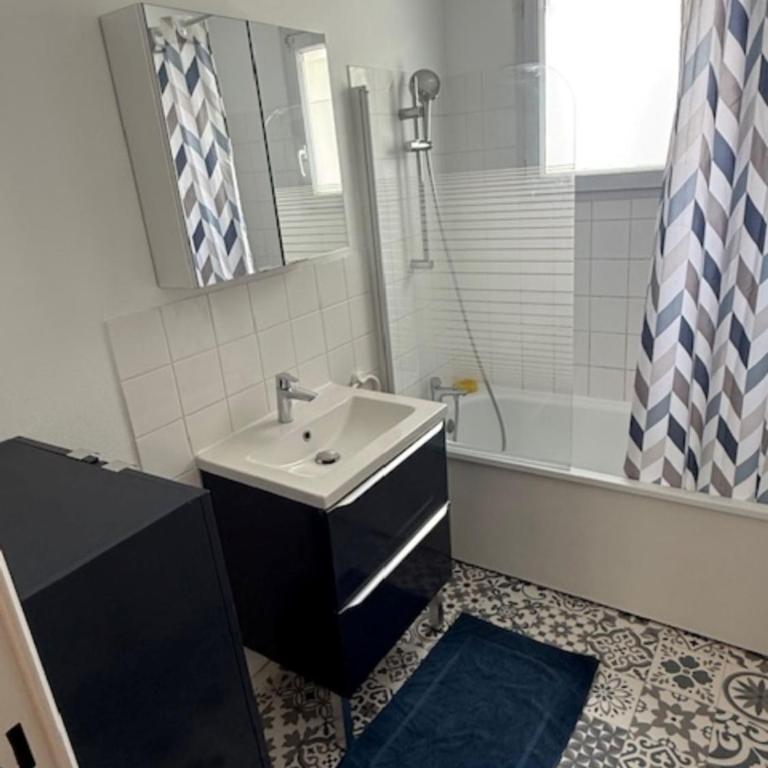 Appart Orleans Gare - Two-Bedroom Apartment with Balcony and Terrace - 23