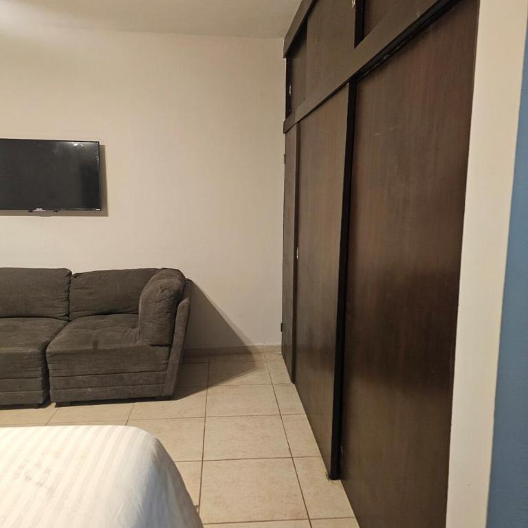 Residencia en Mitras Poniente - Three-Bedroom House - 24