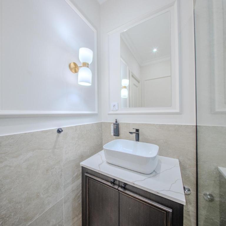 White Gallo Residences - Deluxe One-Bedroom Apartment - 16