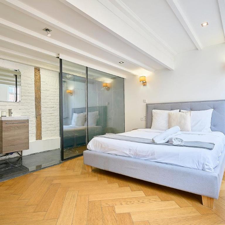 Duplex d'architecte avec 3 chambres - Three-Bedroom Apartment - 19