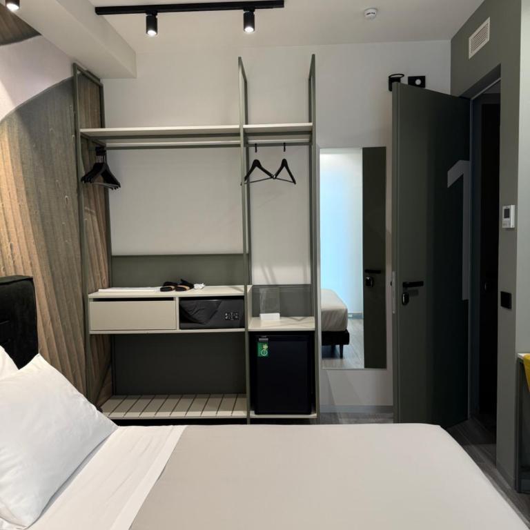 WakeApp Tech B&B - Double Room with Private Bathroom - 8