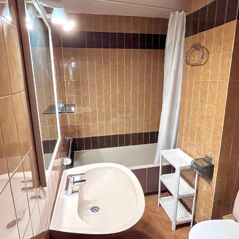 Bertur Rodes - Apartamento de 3 dormitorios con vistas al mar - 9
