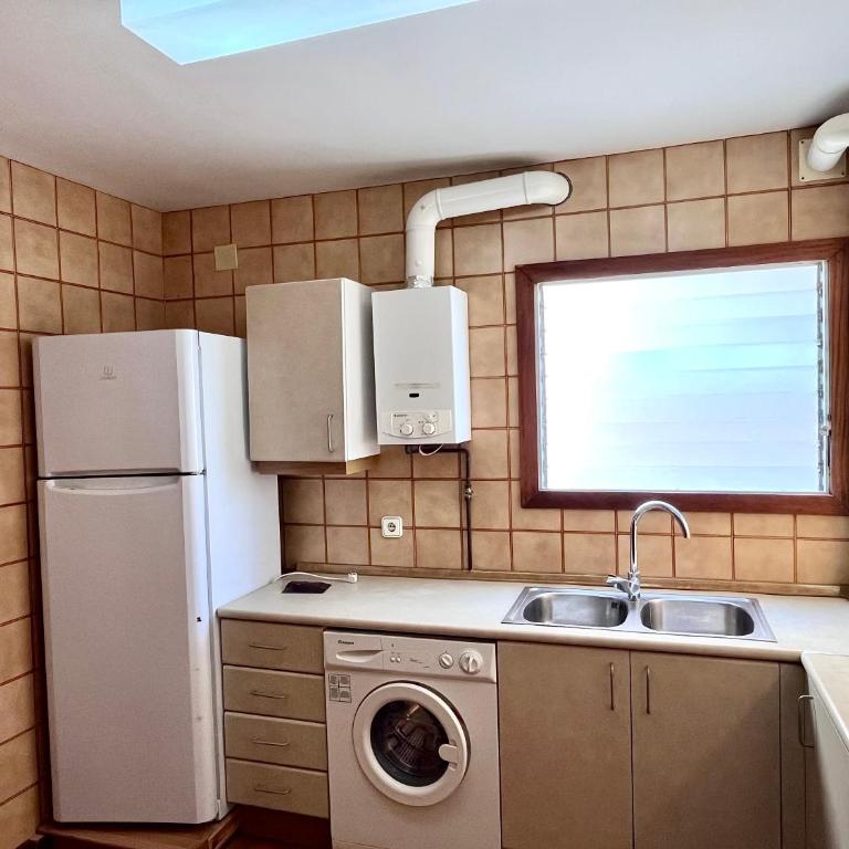 Bertur Rodes - Apartamento de 3 dormitorios con vistas al mar - 13