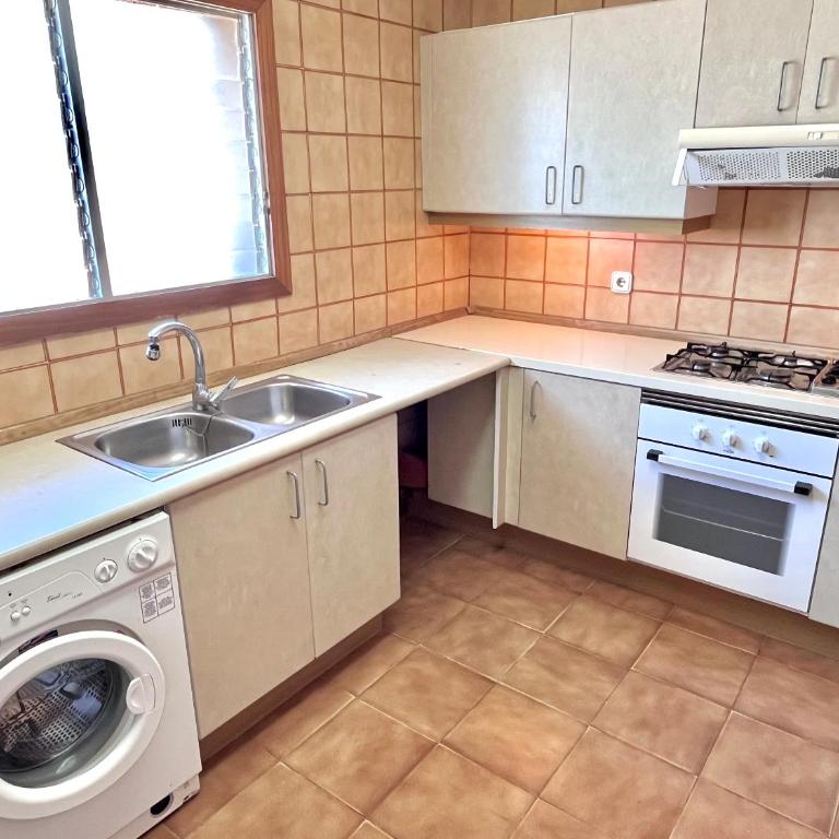 Bertur Rodes - Apartamento de 3 dormitorios con vistas al mar - 15
