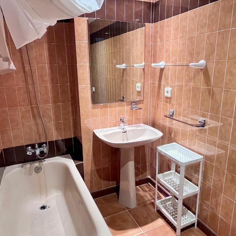 Bertur Rodes - Apartamento de 3 dormitorios con vistas al mar - 2