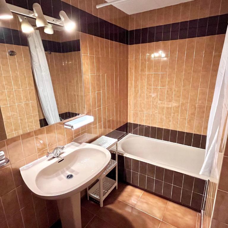 Bertur Rodes - Apartamento de 3 dormitorios con vistas al mar - 3